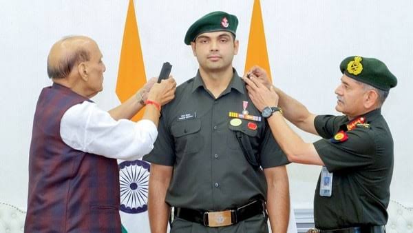 ओलिंपिक स्वर्ण विजेता नीरज चोपड़ा बने लेफ्टिनेंट कर्नल (सम्मानित) ओलिंपिक स्वर्ण विजेता नीरज चोपड़ा बने लेफ्टिनेंट कर्नल (सम्मानित)
