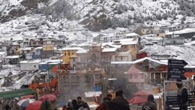 बर्फ की चादर ओढ़े बद्रीनाथ धाम में गूंजे जय-जयकार के स्वर