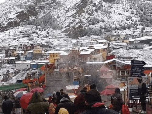 बर्फ की चादर ओढ़े बद्रीनाथ धाम में गूंजे जय-जयकार के स्वर