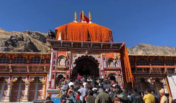 बद्रीनाथ धाम के कपाट शीतकाल के लिए बंद, फूलों की 12 क्विंटल सजावट ने बढ़ाई भव्यता