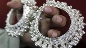 चांदी में ऐतिहासिक तेजी: निवेशकों की बढ़ती दिलचस्पी से ₹3000 प्रति किलो की उछाल, बाजार में नई उम्मीदें