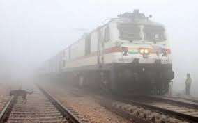 कोहरे से बिगड़ी रेल व्यवस्था: 4–6 घंटे लेट चल रहीं 40 से ज्यादा लंबी दूरी की ट्रेनें कोहरे से बिगड़ी रेल व्यवस्था: 4–6 घंटे लेट चल रहीं 40 से ज्यादा लंबी दूरी की ट्रेनें