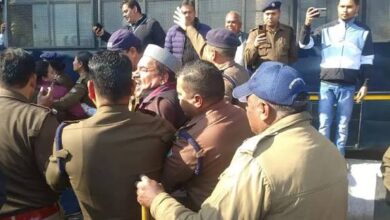 देहरादून में नर्सिंग अभ्यर्थियों का धरना उग्र, पुलिस ने हरक सिंह रावत को लिया हिरासत में