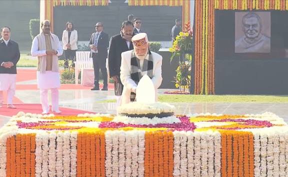 अटल बिहारी वाजपेयी को श्रद्धांजलि: 101वीं जयंती पर राष्ट्रपति, उपराष्ट्रपति और प्रधानमंत्री पहुंचे ‘सदैव अटल’