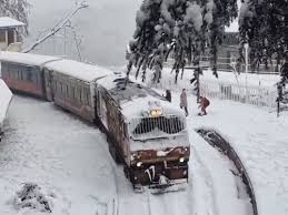 बर्फबारी का कहर: उत्तरकाशी, चमोली और रुद्रप्रयाग में स्कूलों की छुट्टी, हाईवे बाधित