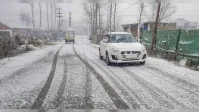 भारी हिमपात से कश्मीर में यातायात ठप, श्रीनगर-जम्मू हाईवे बंद रहने से यात्रियों की बढ़ी मुश्किलें