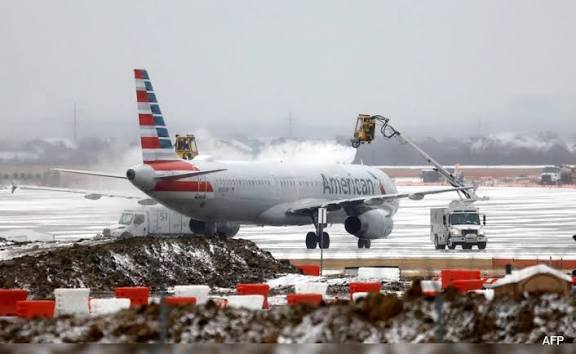 आज की बड़ी खबरें: अमेरिका में विंटर स्टॉर्म का असर, इंडिगो की अंतरराष्ट्रीय उड़ानें रद्द, पत्रकार मार्क टली का निधन