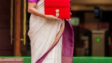 बैंगनी साड़ी में ऐतिहासिक बजट: निर्मला सीतारमण का 9वां बजट, टैक्स राहत और जनकल्याण पर फोकस