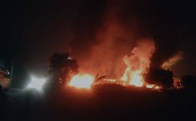 दिल्ली और नोएडा में आग की दो बड़ी घटनाएं: सेक्टर-4 फैक्ट्री में लगी भीषण आग, कर्मचारियों के फंसे होने का खतरा; उत्तम नगर में सैकड़ों झुग्गियां जलकर हुईं खाक