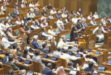 क्या बदलेगी संसद की सियासत? 8 सांसदों की बहाली से नरम पड़े तेवर, जानिए पूरा मामला