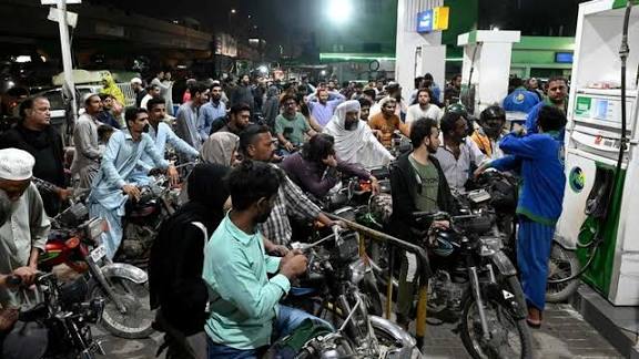 वैश्विक संकट का असर: श्रीलंका में पेट्रोल-डीजल महंगा, भारत में ईंधन कीमतों और निर्माण लागत में बढ़ोतरी की आशंका वैश्विक संकट का असर: श्रीलंका में पेट्रोल-डीजल महंगा, भारत में ईंधन कीमतों और निर्माण लागत में बढ़ोतरी की आशंका