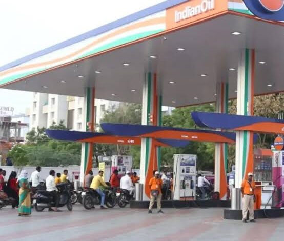 अफवाहों से बढ़ी पेट्रोल पंपों पर भीड़, सरकार ने किया स्पष्ट—देश में ईंधन की कोई कमी नहीं, सप्लाई पूरी तरह सुरक्षित अफवाहों से बढ़ी पेट्रोल पंपों पर भीड़, सरकार ने किया स्पष्ट—देश में ईंधन की कोई कमी नहीं, सप्लाई पूरी तरह सुरक्षित