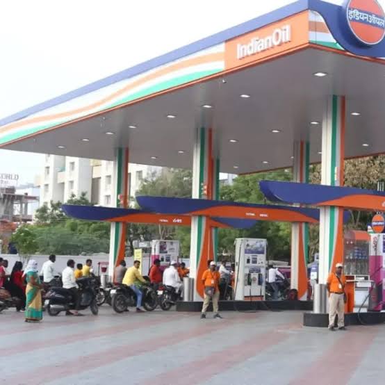 अफवाहों से बढ़ी पेट्रोल पंपों पर भीड़, सरकार ने किया स्पष्ट—देश में ईंधन की कोई कमी नहीं, सप्लाई पूरी तरह सुरक्षित