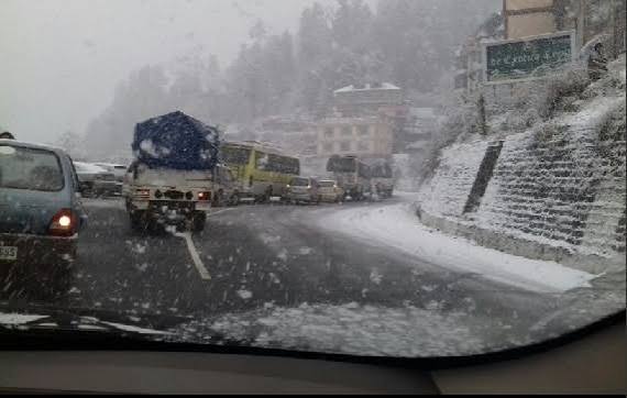 उत्तराखंड मौसम अपडेट: पहाड़ों में बर्फबारी, कई जिलों में बारिश शुरू, लोगों को सतर्क रहने की सलाह