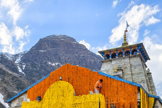 भक्ति में डूबा केदारनाथ: 6 महीने बाद खुले बाबा केदार के द्वार, पहली पूजा पीएम मोदी के नाम से, श्रद्धालुओं में जबरदस्त उत्साह