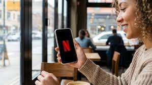 Netflix का नया एक्सपेरिमेंट: iPhone यूजर्स के लिए शुरू हुआ रील्स जैसा फीचर, अब स्वाइप करते ही मिलेंगे फिल्मों-सीरीज के बेस्ट सीन