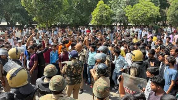 नोएडा औद्योगिक क्षेत्र में हड़कंप: मजदूरों का प्रदर्शन 15 अप्रैल को भी जारी, प्रशासन अलर्ट पर