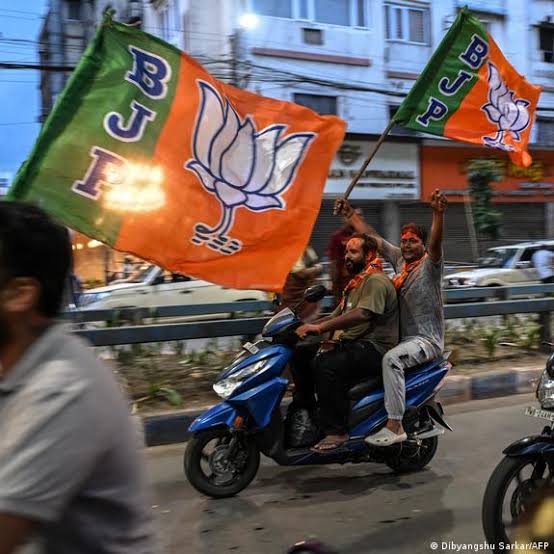 बंगाल में सत्ता परिवर्तन तय, लेकिन विवाद बरकरार: ममता बनर्जी ने हार मानने से किया इनकार