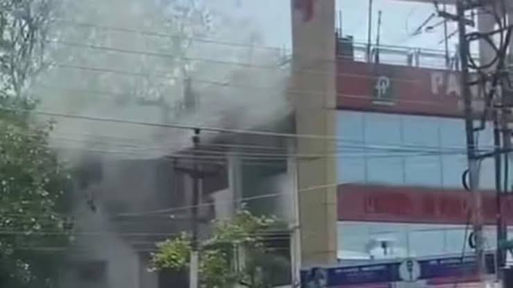 देहरादून अस्पताल हादसा: ICU में AC ब्लास्ट के बाद लगी आग, SDRF ने बचाई कई मरीजों की जान