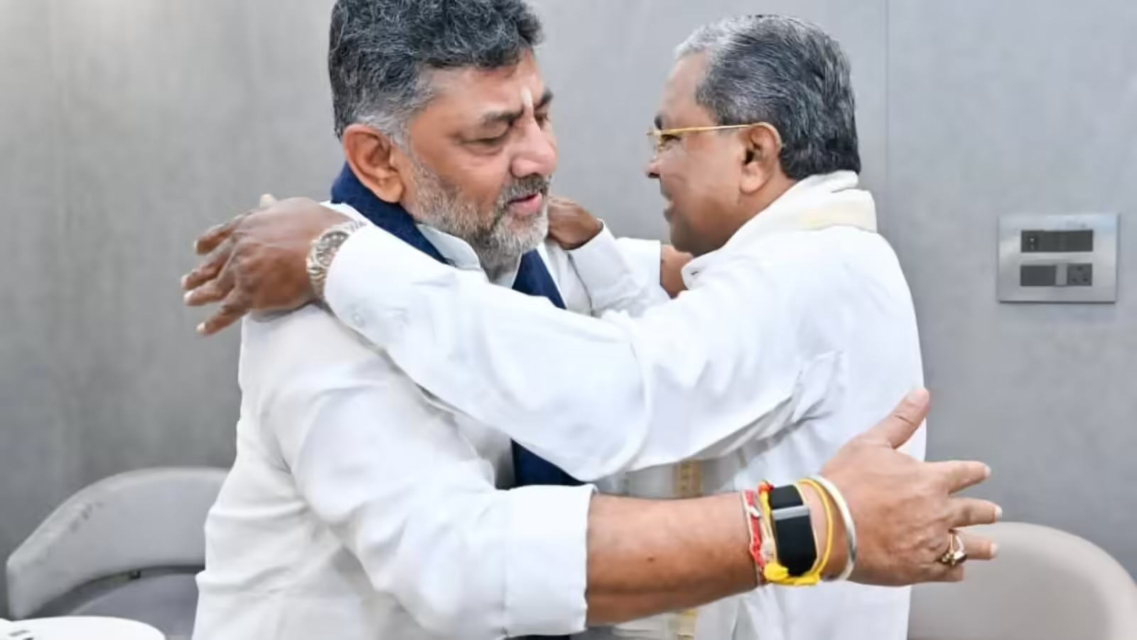 कर्नाटक में सत्ता परिवर्तन तय: सिद्धारमैया ने छोड़ी कुर्सी, डी.के. शिवकुमार बनेंगे नए सीएम