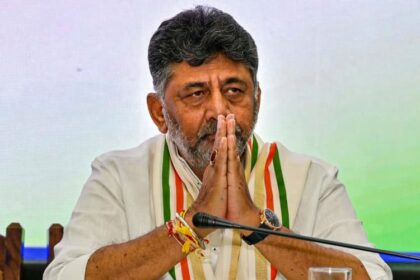 सिद्धारमैया से शिवकुमार तक: कर्नाटक में कांग्रेस ने बदली नेतृत्व की तस्वीर, नए मुख्यमंत्री ने संभाली जिम्मेदारी