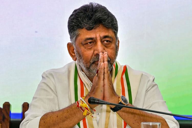 सिद्धारमैया से शिवकुमार तक: कर्नाटक में कांग्रेस ने बदली नेतृत्व की तस्वीर, नए मुख्यमंत्री ने संभाली जिम्मेदारी