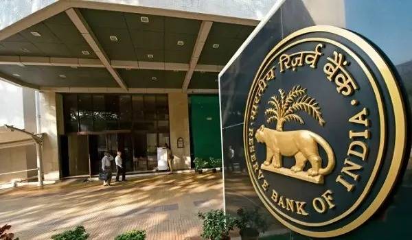 RBI ने दिखाई सावधानी: रेपो रेट स्थिर, GDP अनुमान घटा, रुपये को मजबूत करने के लिए विदेशी निवेश पर फोकस