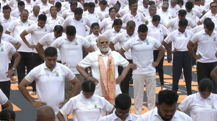 Yoga Day 2026: स्वस्थ वृद्धावस्था के संदेश के साथ मनाया गया अंतरराष्ट्रीय योग दिवस, विश्वभर में दिखा योग का उत्साह