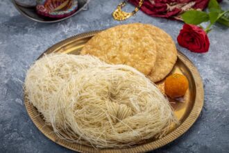 Karwa Chauth Sargi 2026: सरगी की थाली में क्या रखें और किन चीजों से बढ़ सकती है प्यास?