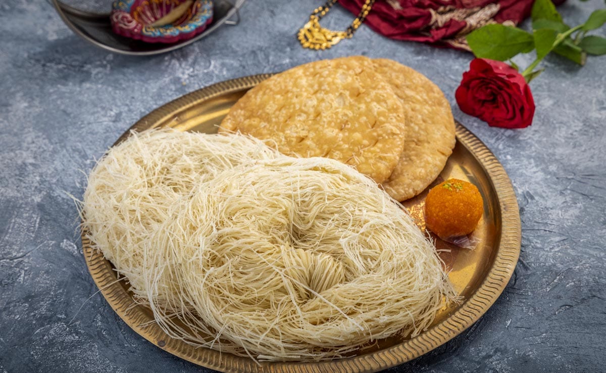 Karwa Chauth Sargi 2026: सरगी की थाली में क्या रखें और किन चीजों से बढ़ सकती है प्यास?